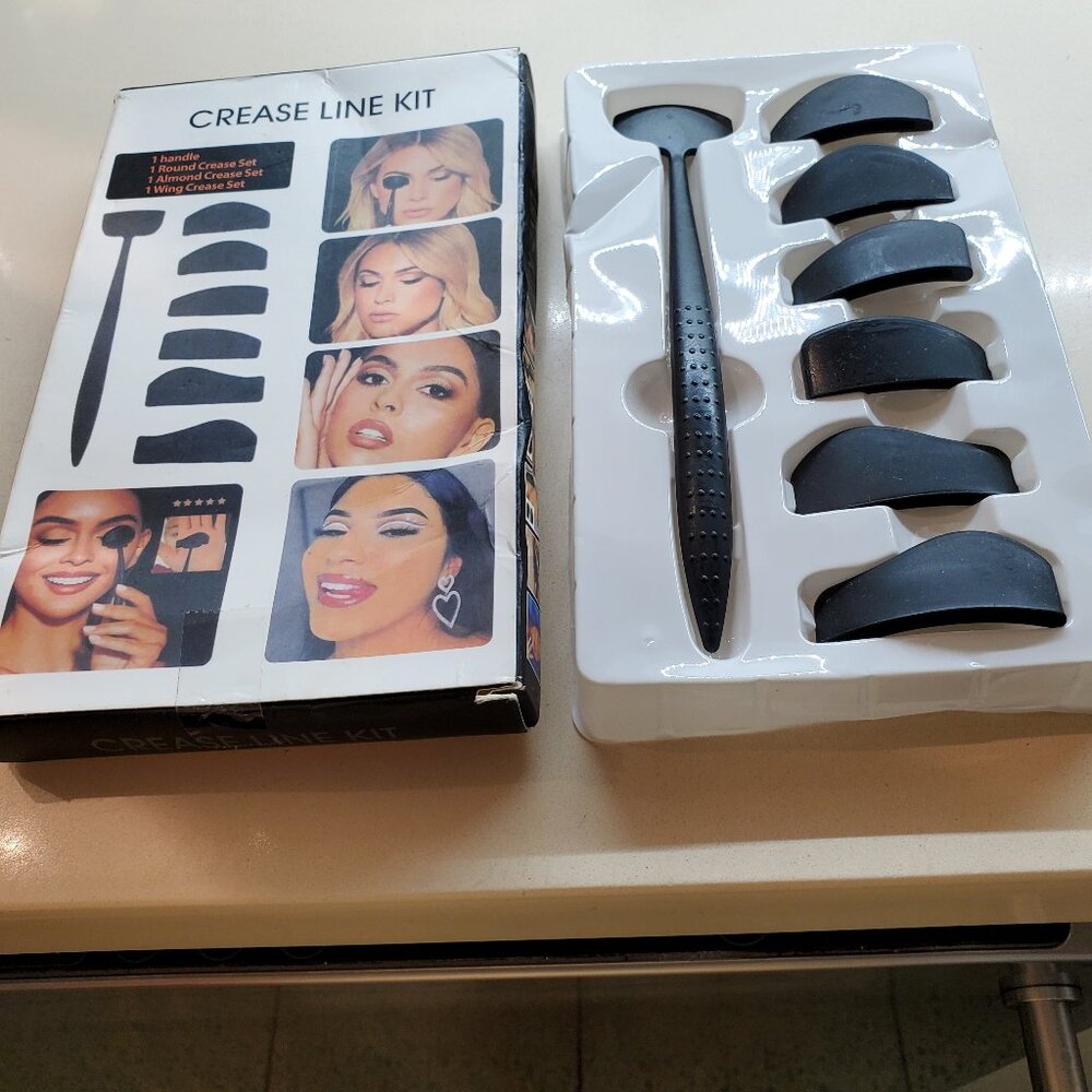 MAKEUP TOOL FOR APPLYING EYE SHADOW